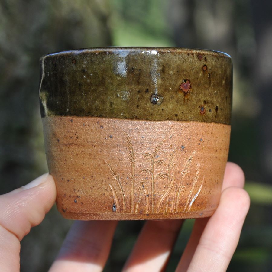 Kalíšek s trávou dřevem pálený sežehnutý