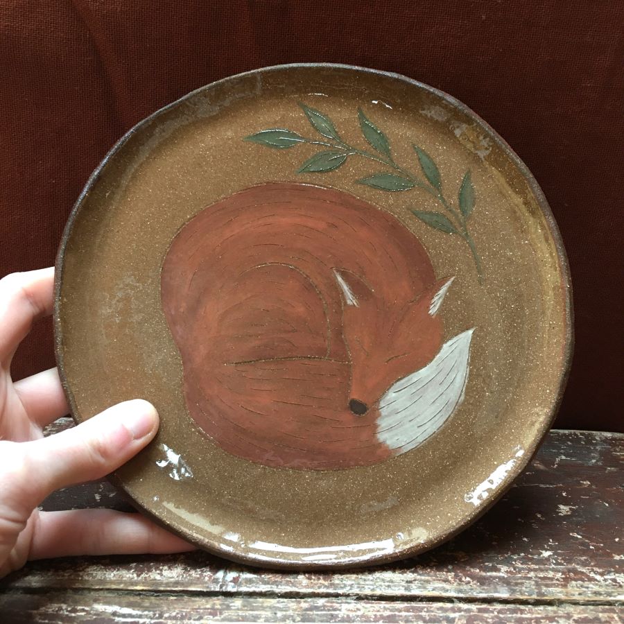 Talířek se spící liškou