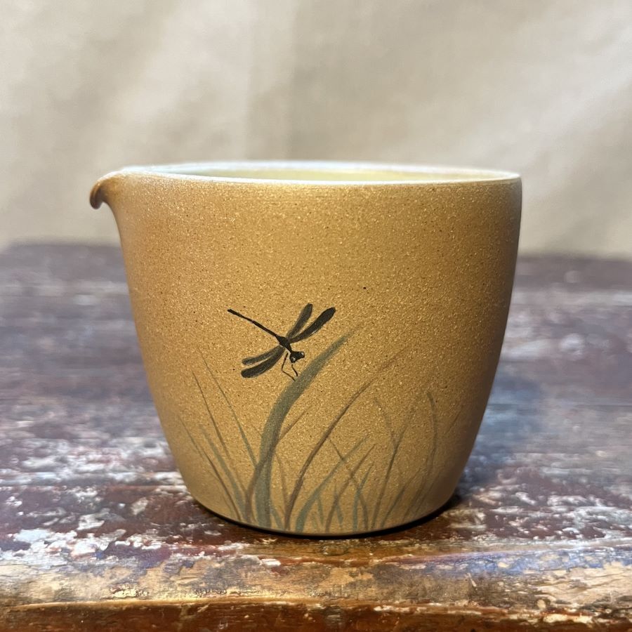 Čajový slíváček s vážkou