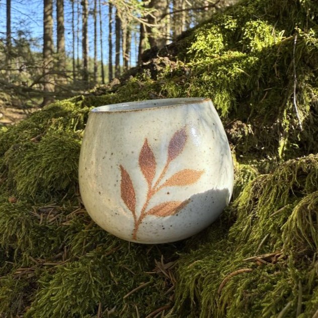 Buclatý kalíšek s lístky