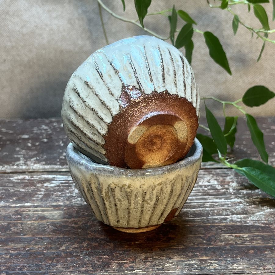 Dvojice vyřezávaných šálků s popelovou glazurou