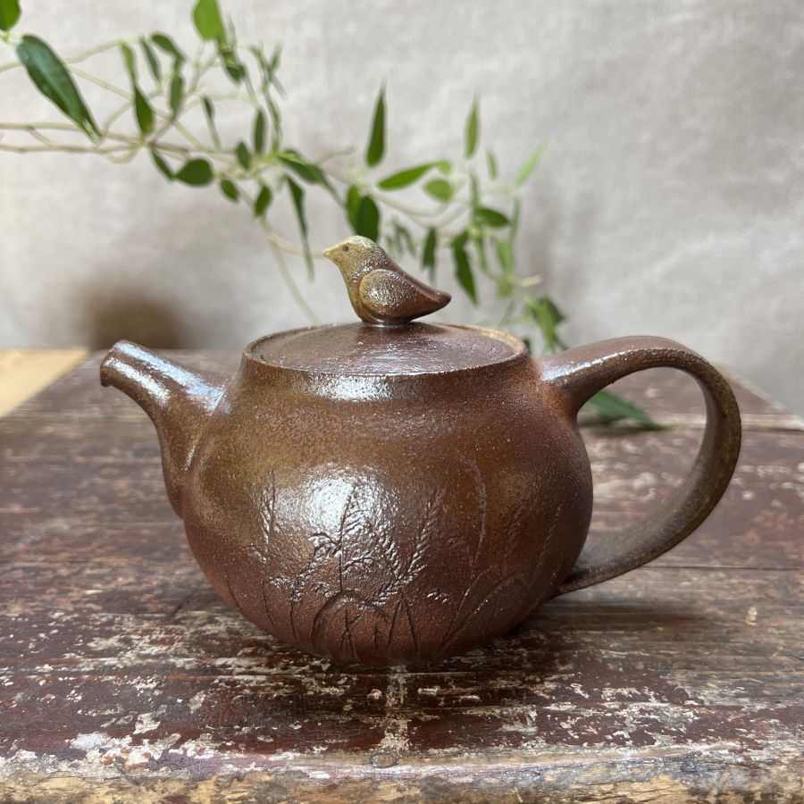 Dřevem pálená čajová konvička s ptáčkem