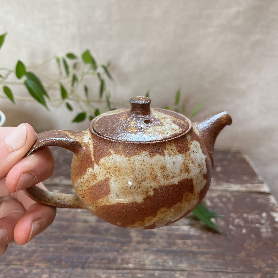 Dřevem pálená čajová konvička