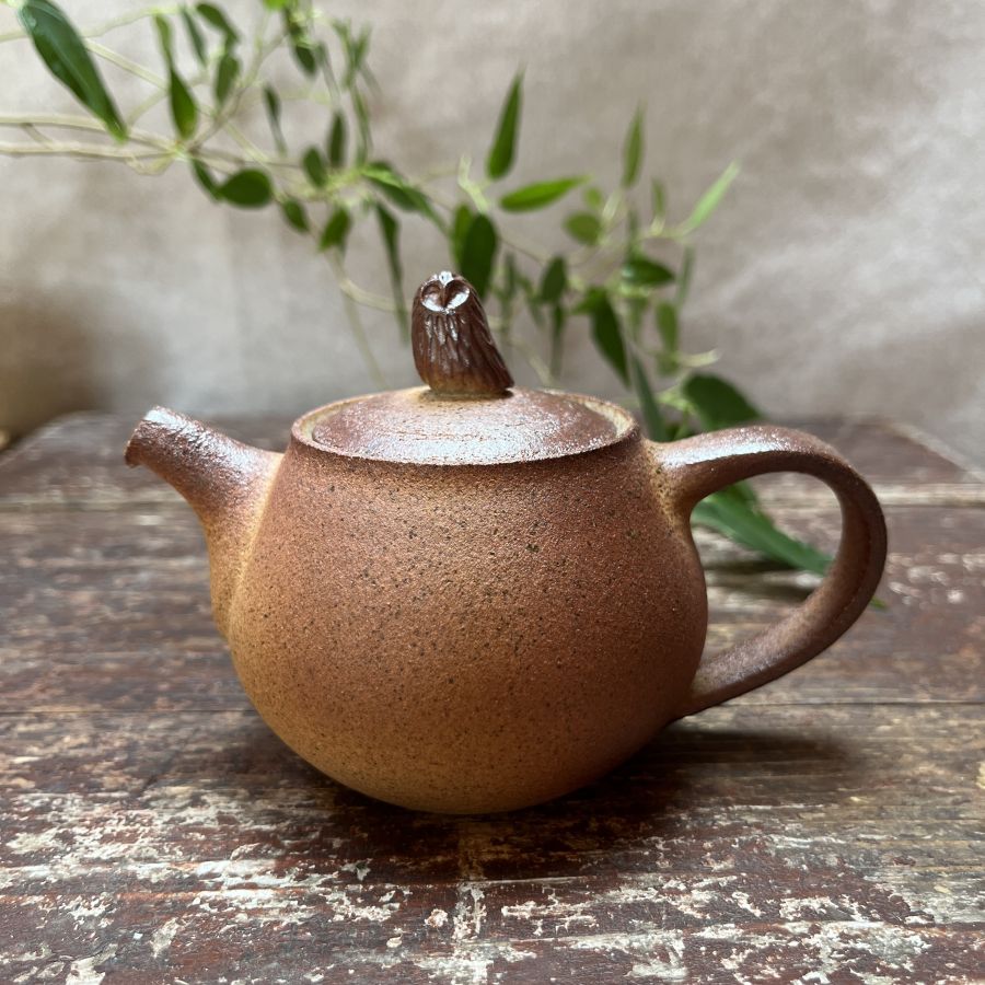 Dřevem pálená konvička se sovou