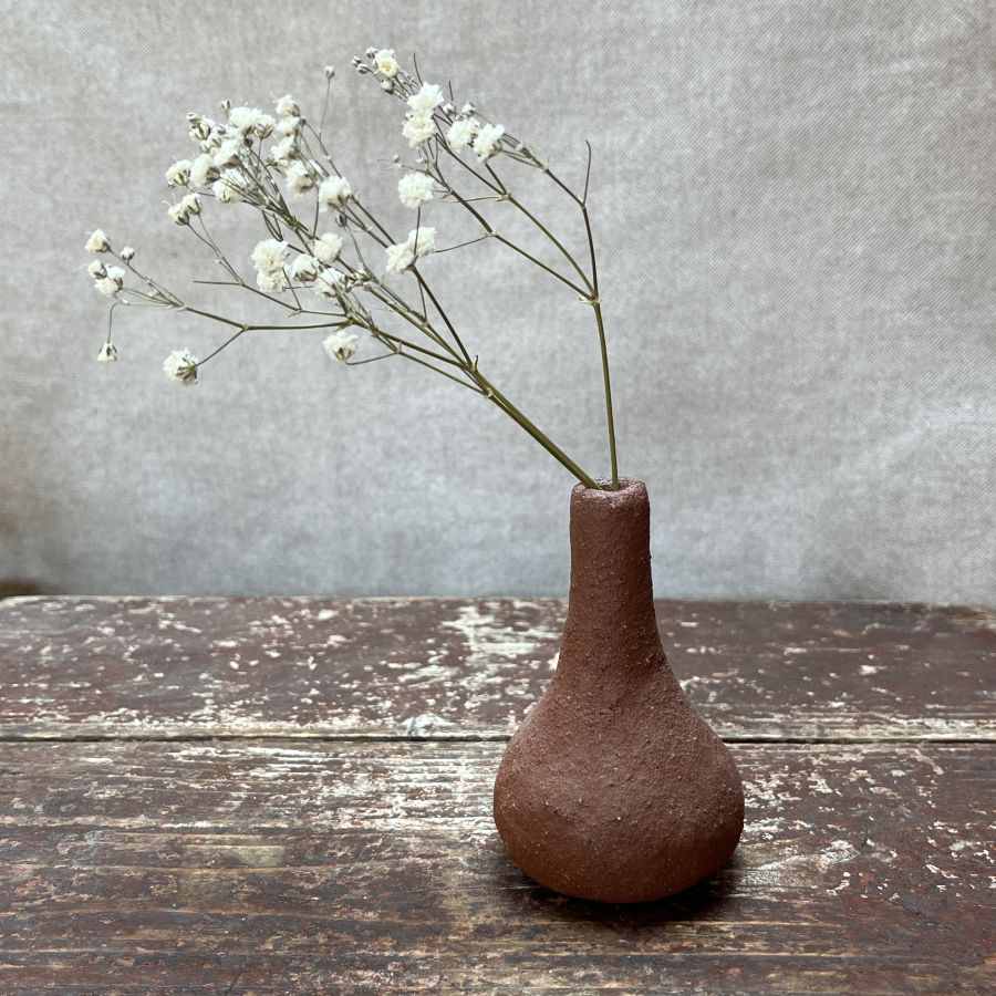 Hnědá vázička z divokého jílu na suché květiny