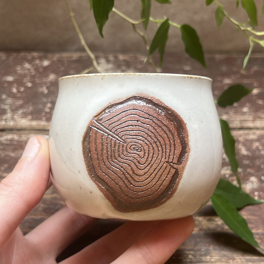 Bílý kalíšek/květináček s letokruhy