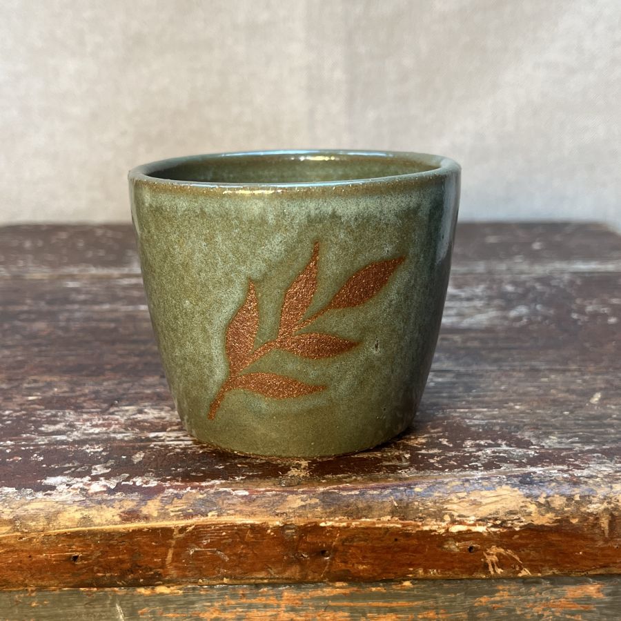 Tmavý kalíšek s lístky