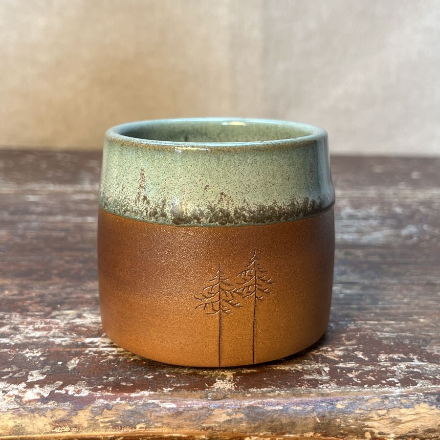 Malý kalíšek se smrky