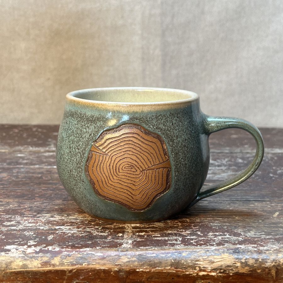 Zelenkavý hrnek s letokruhy