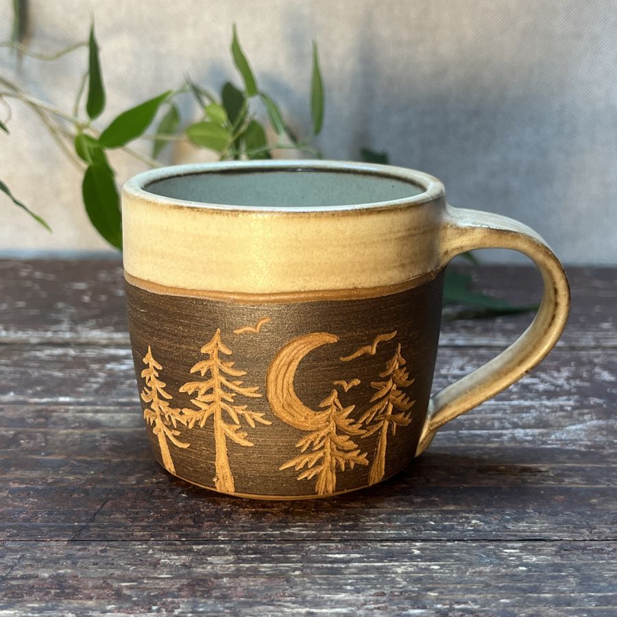 Malý hrnek s nočním lesem