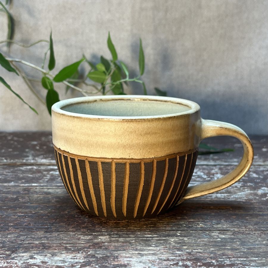 Malý hrneček s proužky