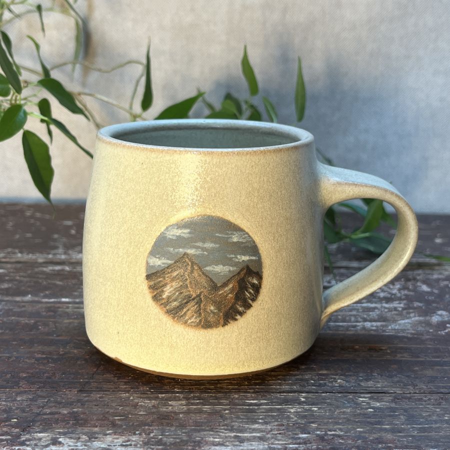 Světlý hrneček s horami