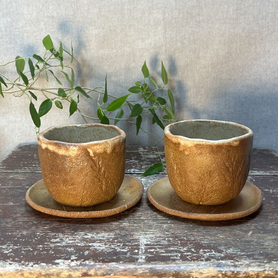 Dvojice rustilkálních kalíšků s podtácky