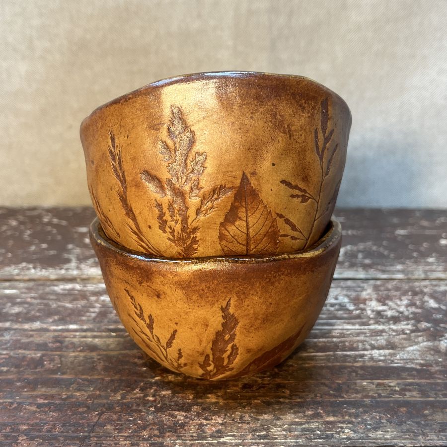 Dvojice misek s otisky louky