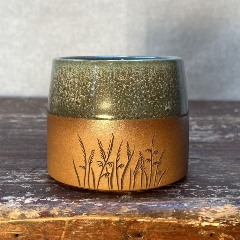 Kalíšek s luční trávou