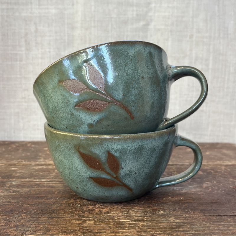 Dvojice miskových hrnků s lístky