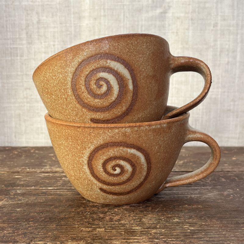 Dvojice hrnků se spirálou