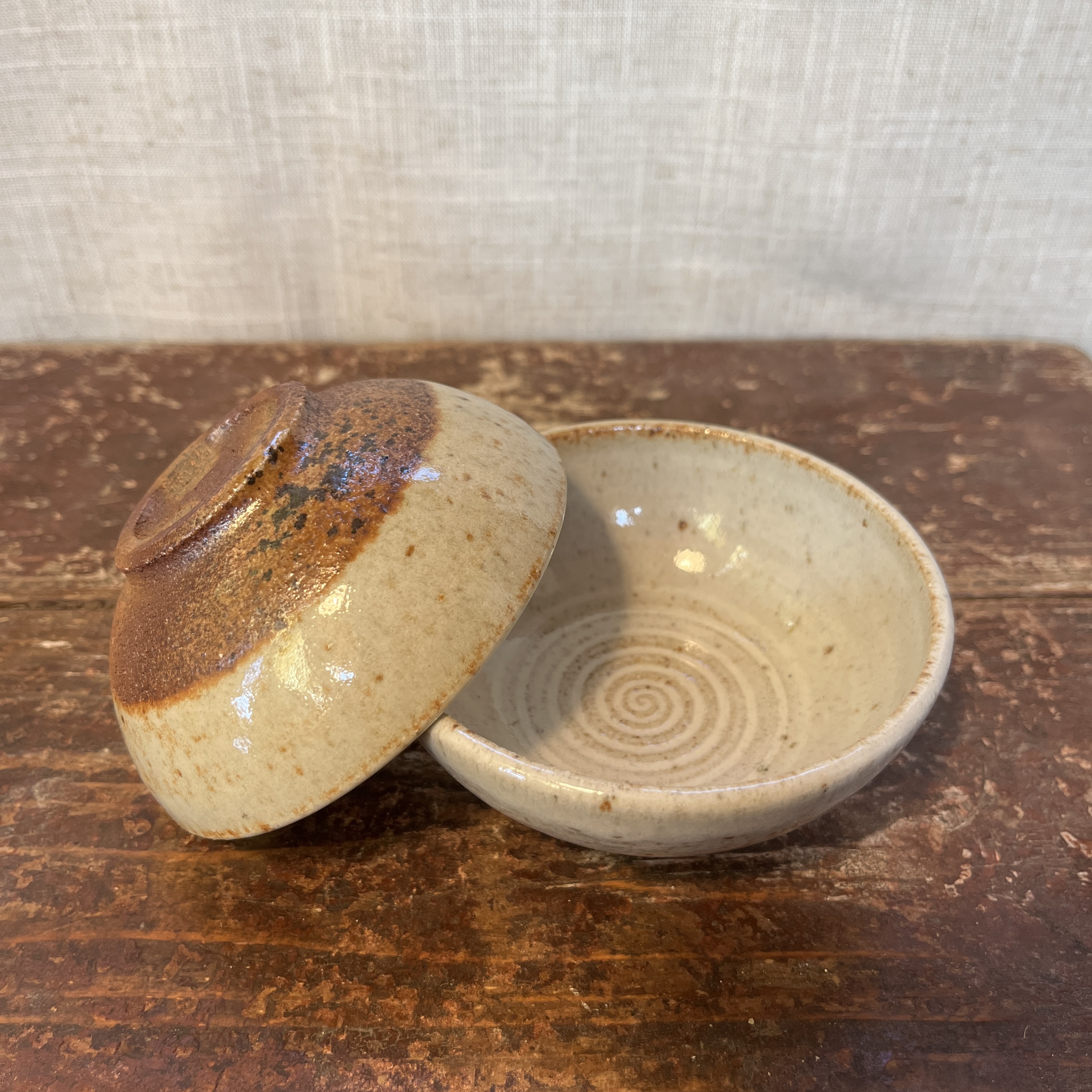 Dvojice dřevem pálených čajových misek