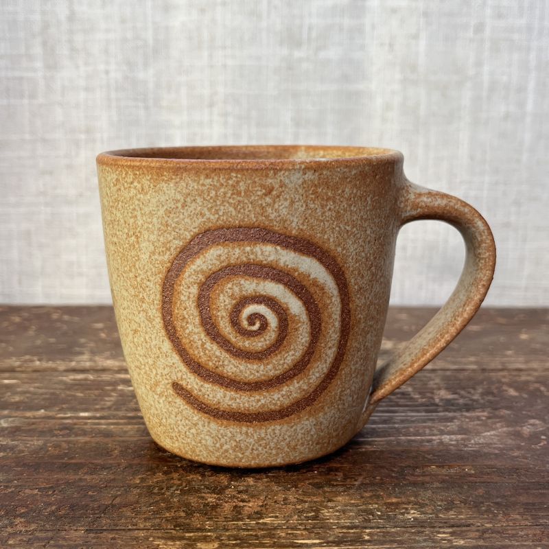 Béžový hrnek se spirálou