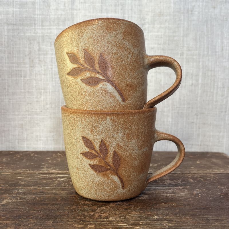 Pár lístečkových hrnků