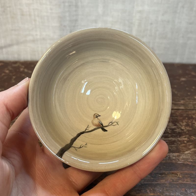 Čajový šálek s malbou sojky