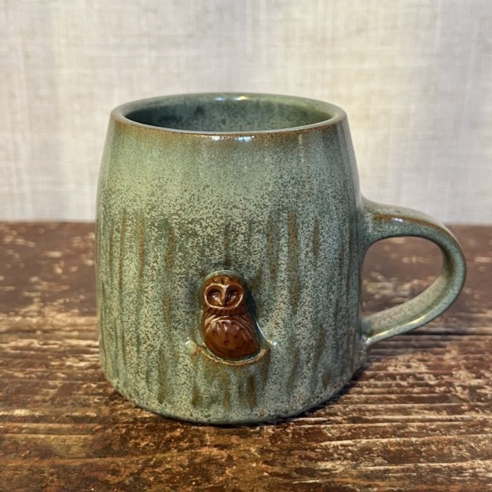 Zelenkavý hrneček se sovou