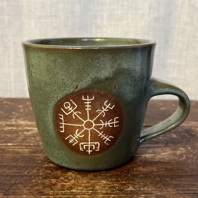 Hrnek Vegvísir tmavý