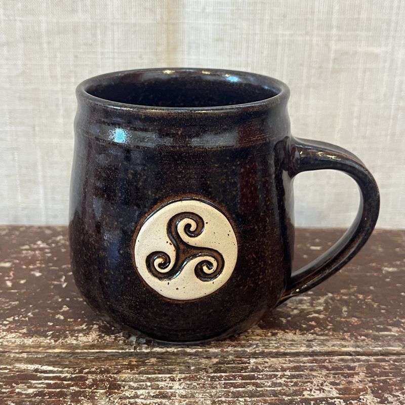 Keltský hrnek s triskelem