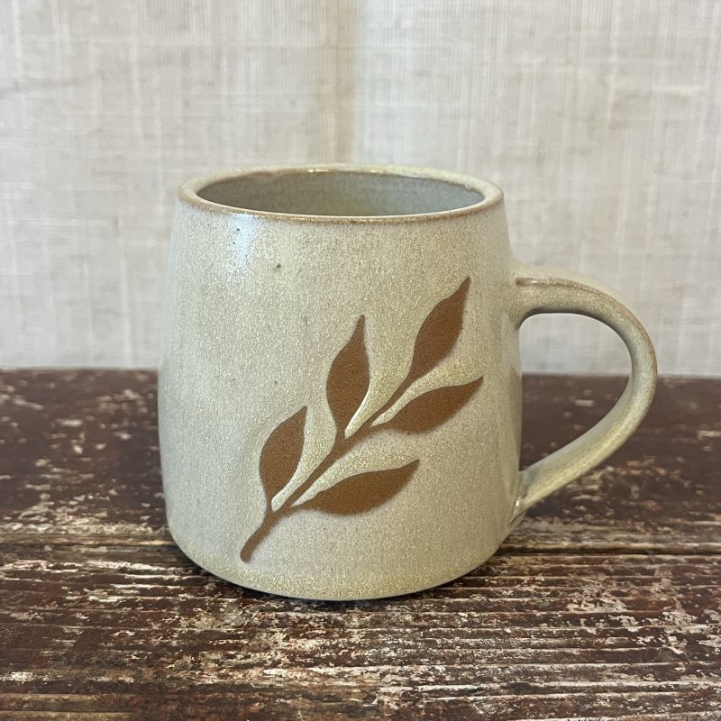 Krémový hrnek s lístky