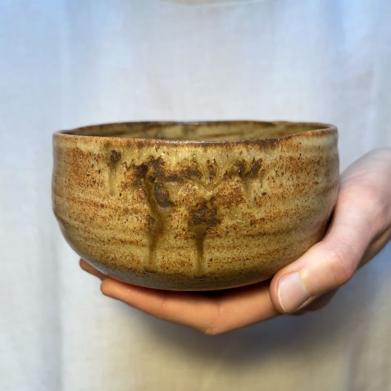 Béžový chawan s popelovým dekorem