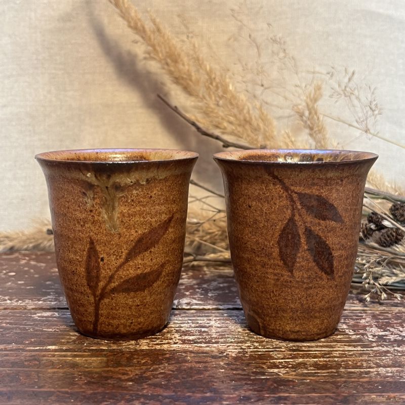 Dvojice yunomi šálků s lístky