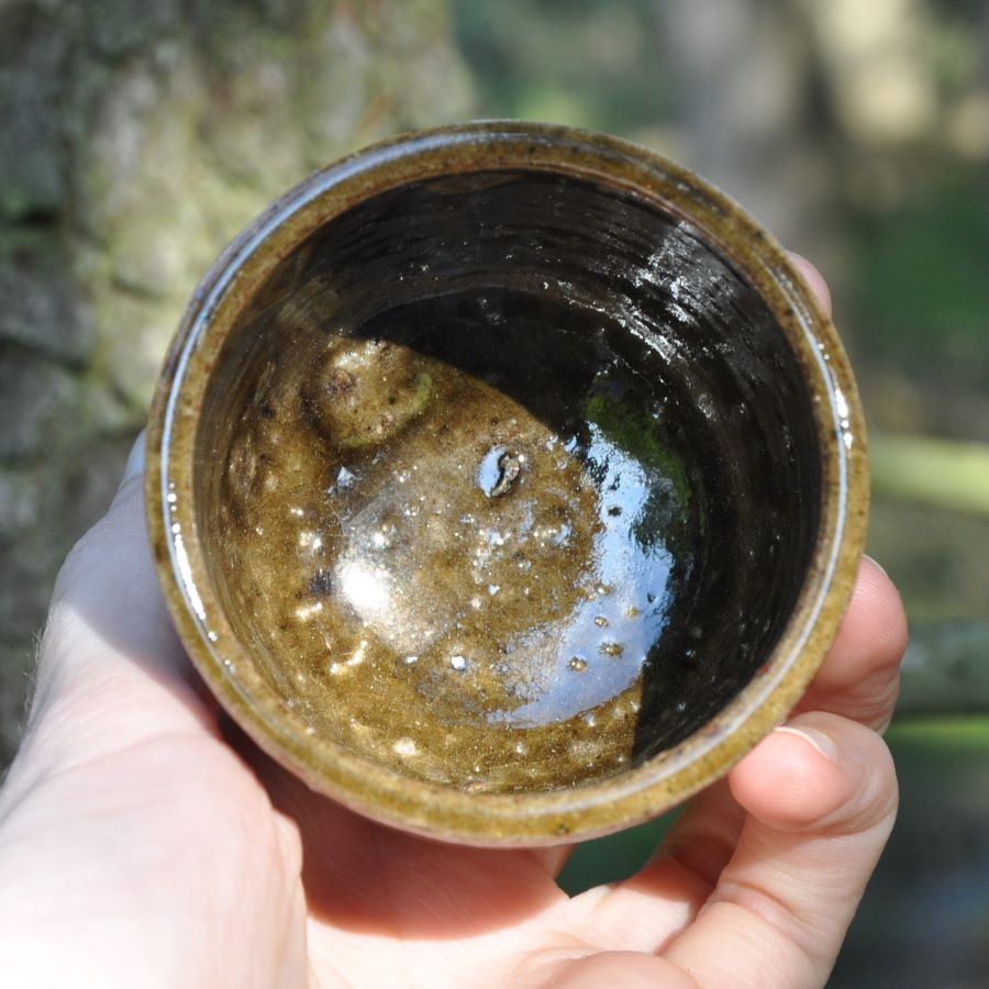 Kalíšek s trávou dřevem pálený sežehnutý