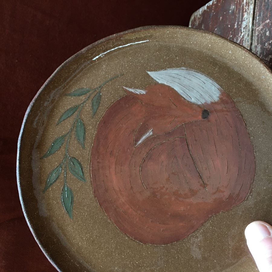 Talířek se spící liškou