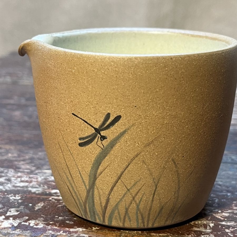 Čajový slíváček s vážkou