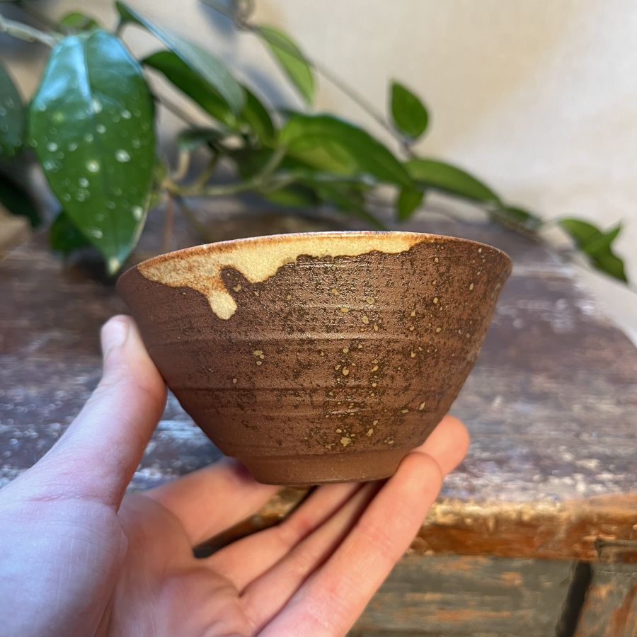 Čajová miska hnědo-béžová