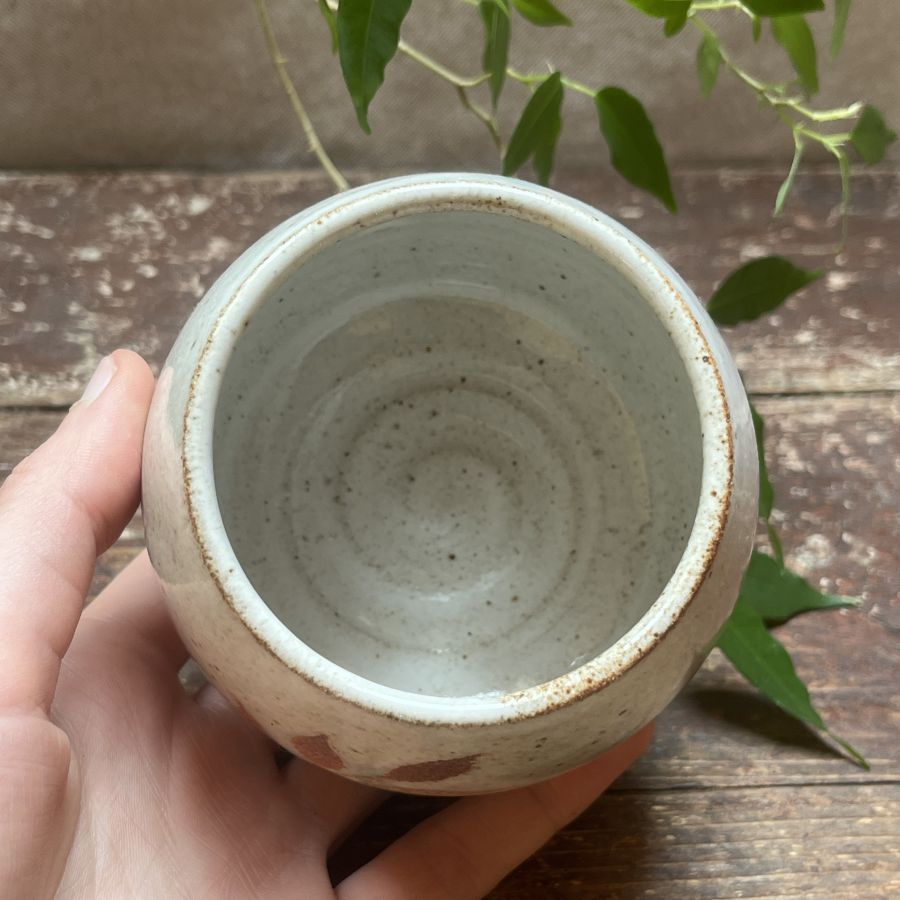 Buclatý kalíšek s lístky