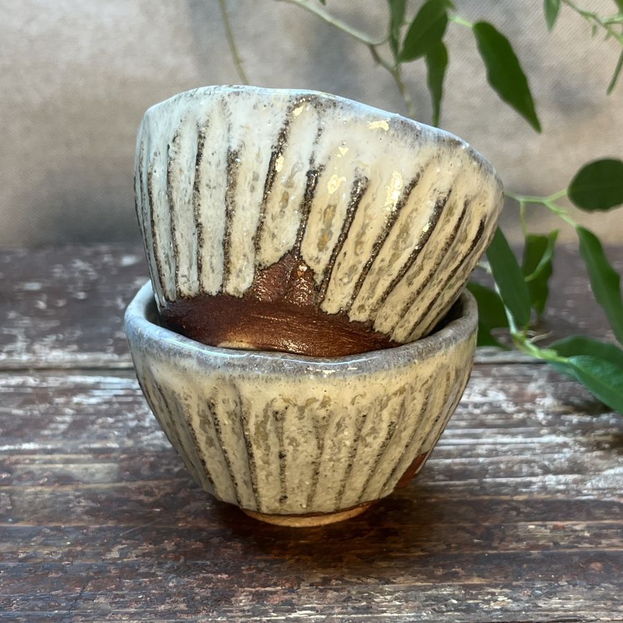 Dvojice vyřezávaných šálků s popelovou glazurou