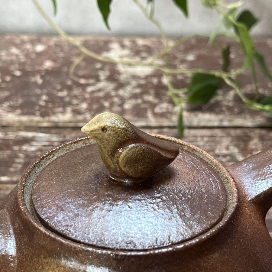 Dřevem pálená čajová konvička s ptáčkem