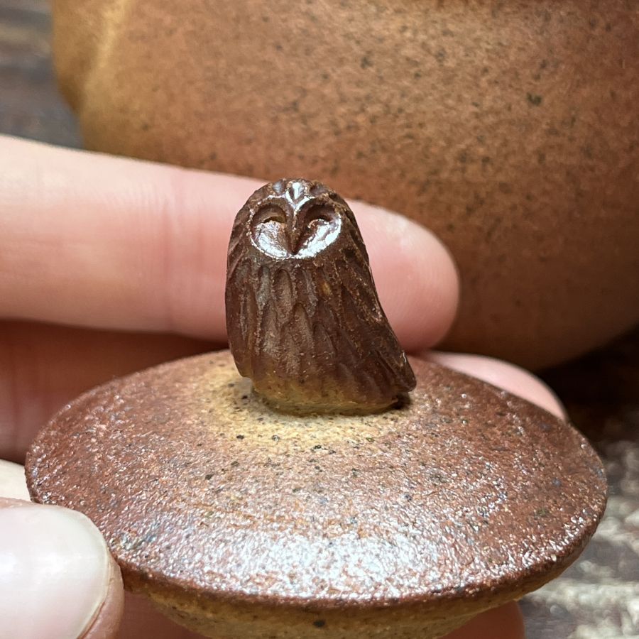 Dřevem pálená konvička se sovou