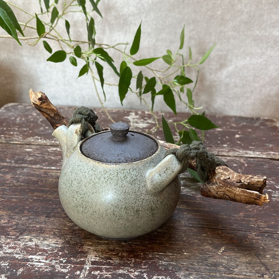 Mintově zelená konvička s větví