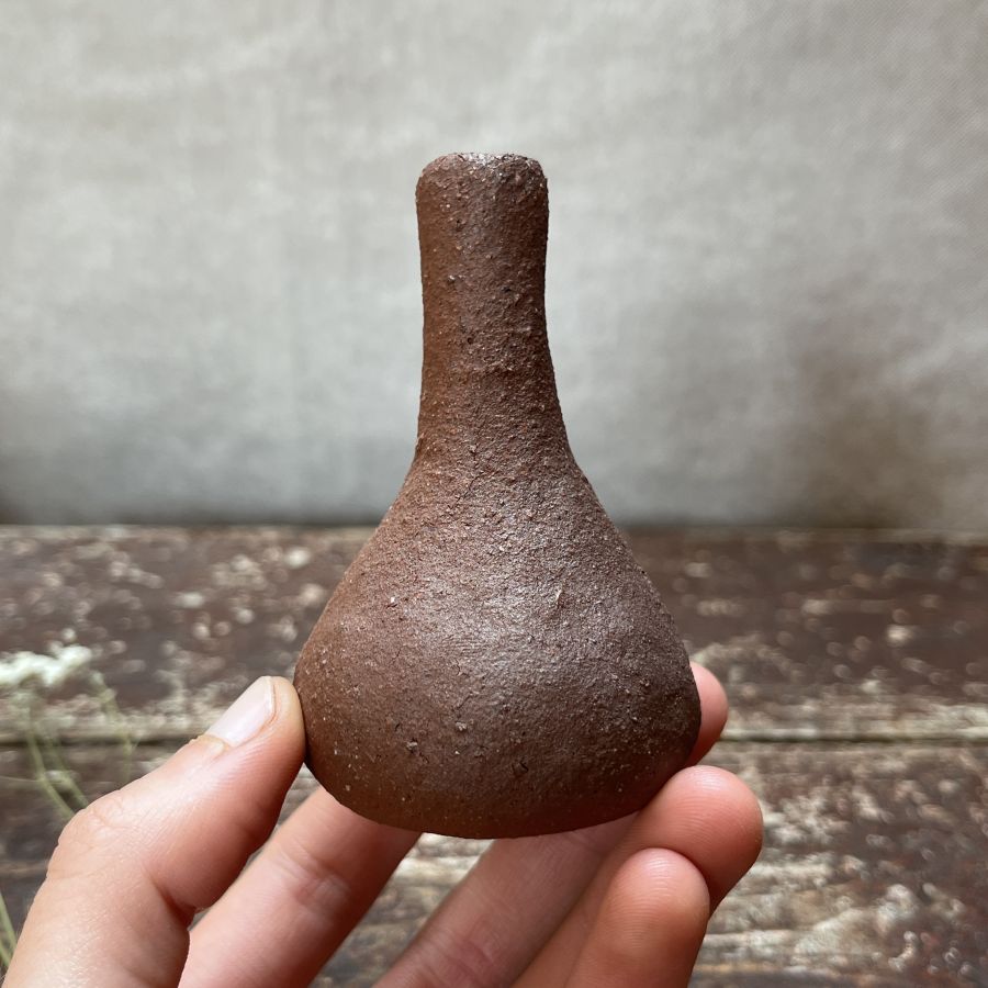 Hnědá vázička z divokého jílu na suché květiny