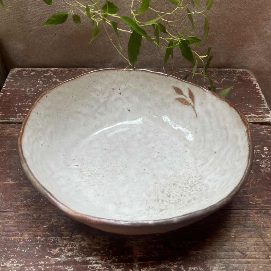 Bílá mačkaná mísa s větvičkou