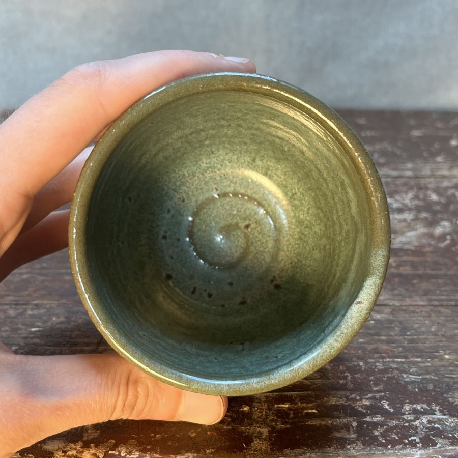 Tmavý kalíšek s lístky