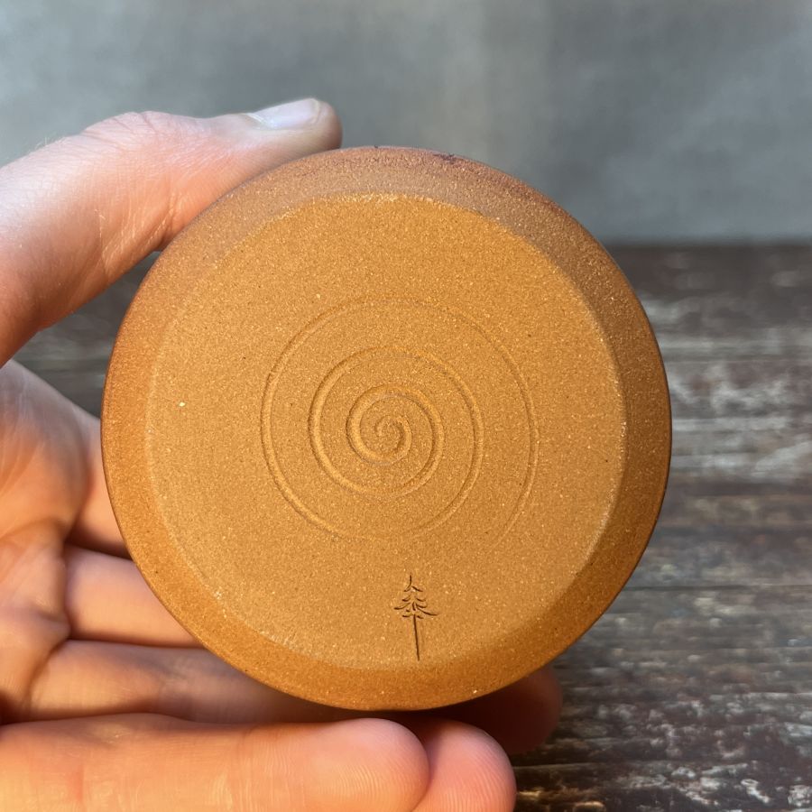 Malý kalíšek se smrky