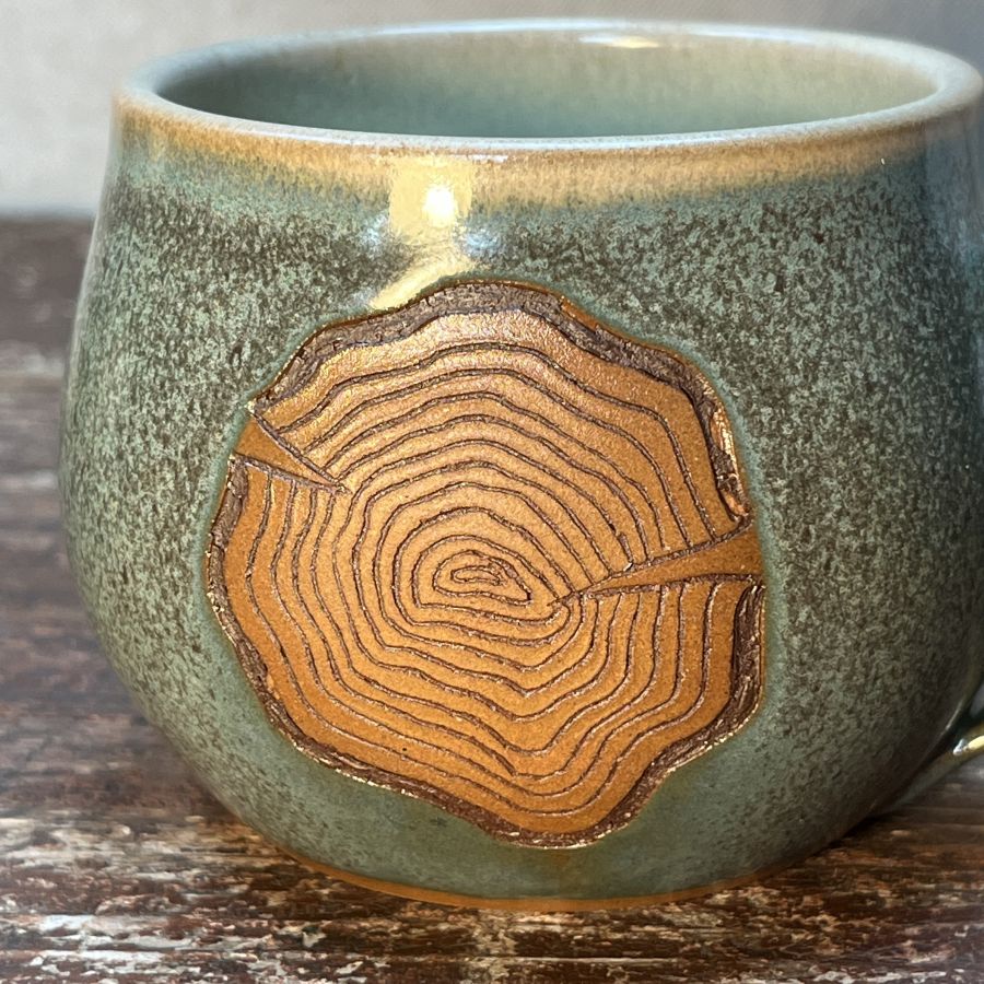 Zelenkavý hrnek s letokruhy