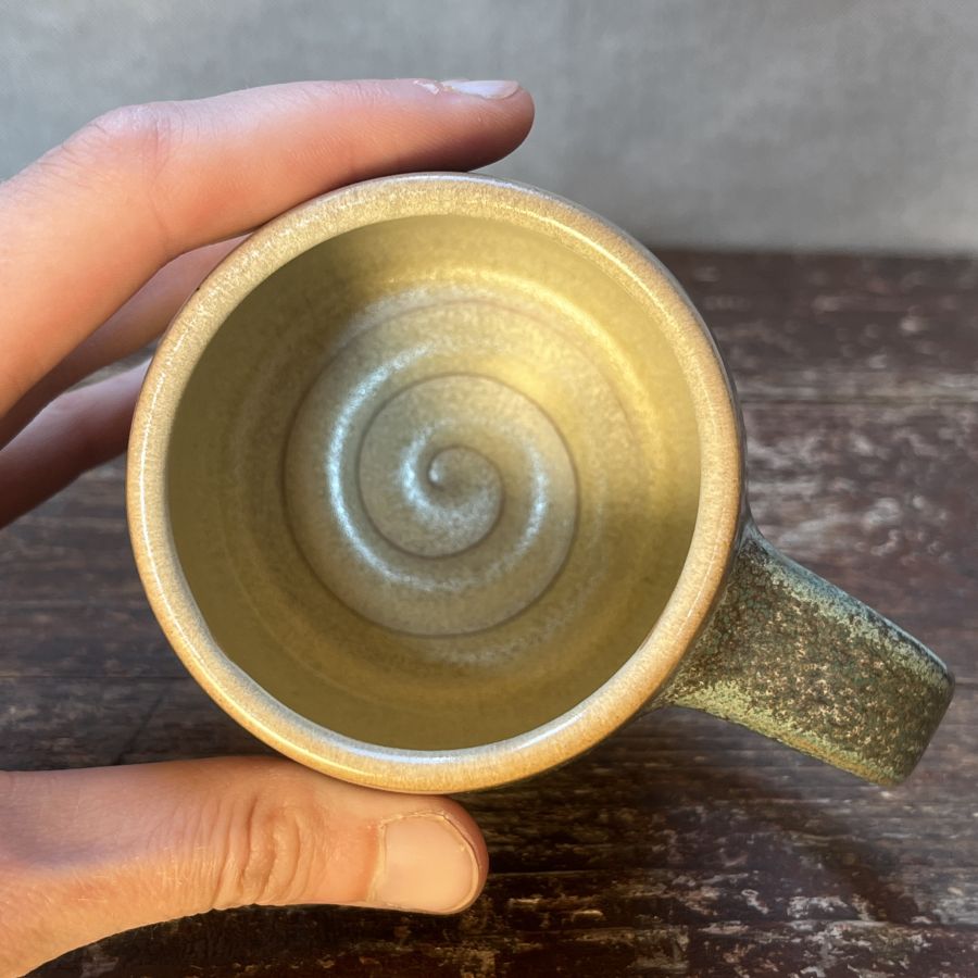 Zelenkavý hrnek se šumavským panoramatem