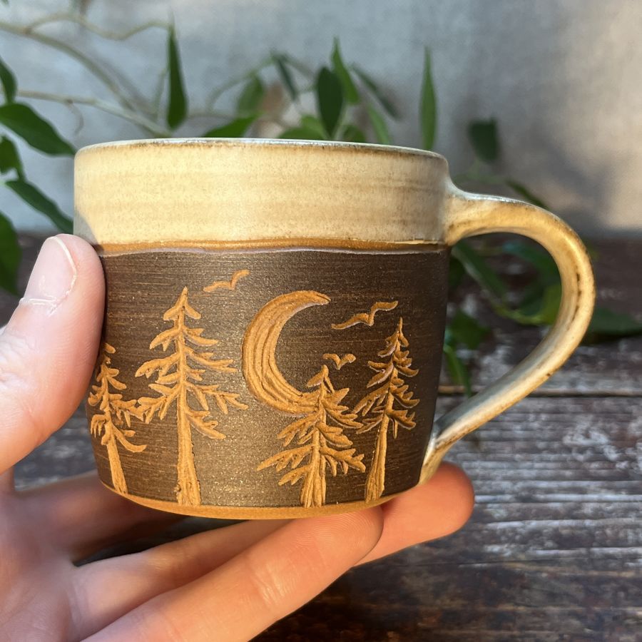 Malý hrnek s nočním lesem