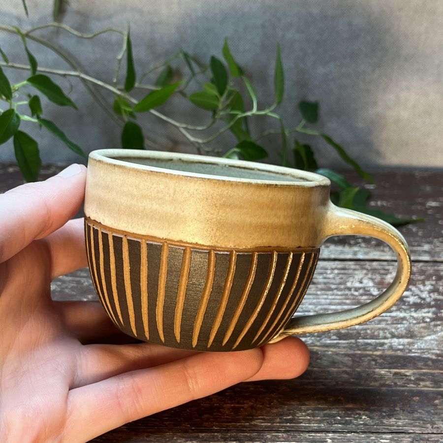 Malý hrneček s proužky