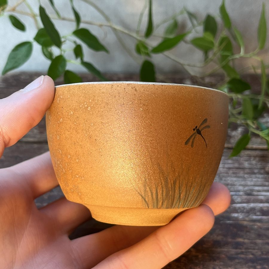 Čajový šálek s malbou vážky