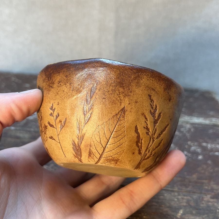 Dvojice misek s otisky louky